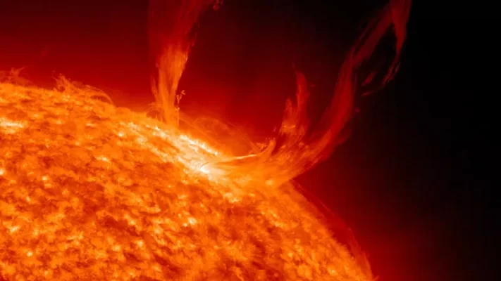 Heli được phát hiện từ quan sát quang phổ mặt trời